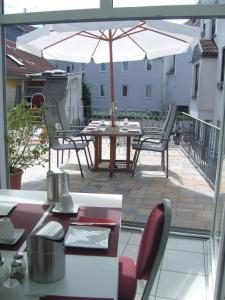 巴特洪堡苏洛温酒店的庭院配有桌椅和遮阳伞。