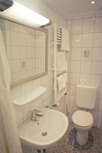 莱温维恩豪斯韦斯酒店的白色的浴室设有水槽和卫生间。