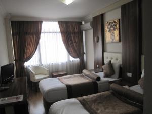 伊兹密尔爱丽丝1号酒店的酒店客房设有两张床和窗户。