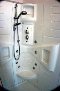 里米尼莎古拉莫拉酒店的带淋浴和盥洗盆的浴室