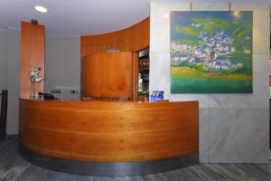 奥维多维图什塔酒店的墙上画画的木台