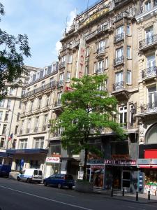 布鲁塞尔曼哈顿酒店的街道前有树的高楼