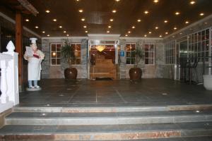 普埃托利亚诺维洛拉酒店的站在大厅的女人,有雕像