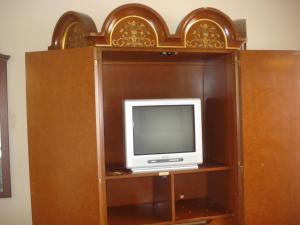 吉尔罗伊加里克法姆汽车旅馆的木柜上方的电视