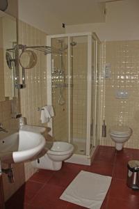 圣焦万尼泰亚蒂诺贝德商务酒店的一间带水槽、卫生间和淋浴的浴室