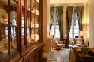 布鲁塞尔迪赛皮蒂姆酒店的客厅设有大型木制瓷柜