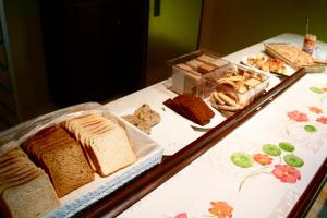 沃加尔沃加尔酒店的一张桌子,上面放着不同种类的面包和其他食物