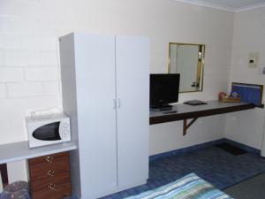 Yarragon亚昂盖昂汽车旅馆的客房设有书桌、电脑和微波炉