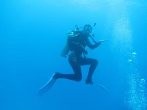 达哈布海王星酒店 的水面冲浪板上潜水员的衣服