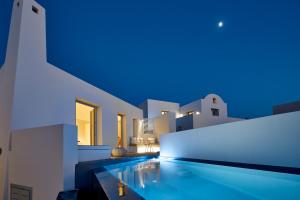 皮尔戈斯新星奢华套房酒店的蓝色灯光的房子里的一个游泳池