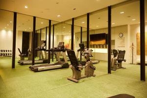 杭州锦江都城杭州市火车东站酒店的一间健身房,里面设有数个健身器材