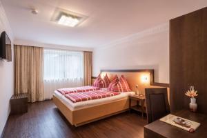 迈尔霍芬莫扎特公寓的酒店客房设有床和窗户。