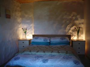 LuibGlas Bheinn Cottage的一间卧室配有床和两把花架
