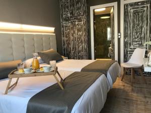 皮苏埃加河畔塞尔韦拉Hotel Rural Peñalabra的两张位于酒店客房的床,上面设有桌子