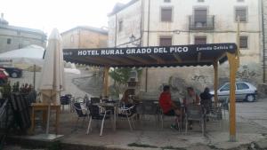 格拉多德尔皮克Hotel Rural Grado del Pico的一群人坐在户外餐厅