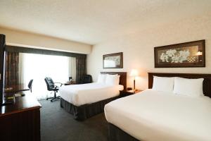 温哥华温哥华中庭酒店的酒店客房配有两张床和一张书桌