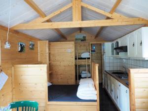 Chalet - Camping 't Dekske的厨房或小厨房
