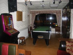 布莱克浦The Roman Hotel的台球室,配有台球桌和视频游戏