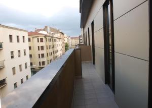 潘普洛纳Apartamento Tu Sitio的从大楼的阳台上可欣赏到风景