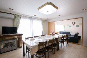 札幌HDO Sumikawa Villa的用餐室配有长桌和椅子
