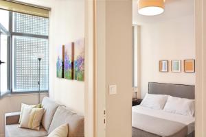 雅典雅典联结公寓的带沙发和窗户的客厅