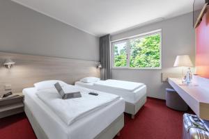 Forst西布赫萨尔瑟维斯酒店的酒店客房设有两张床和窗户。
