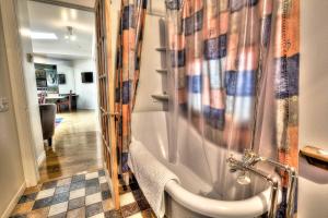 莱维斯埃特彻敏汽车旅馆及露营地的带淋浴、卫生间和盥洗盆的浴室