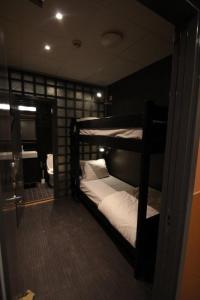 斯德哥尔摩斯德哥尔摩酒店的带浴室的客房内的两张双层床