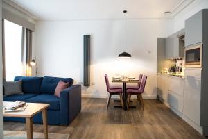 爱丁堡爱丁堡城市酒店的客厅配有蓝色的沙发和桌子