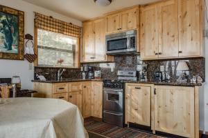 塔霍维斯塔Franciscan Lodge的厨房配有木制橱柜和炉灶烤箱。