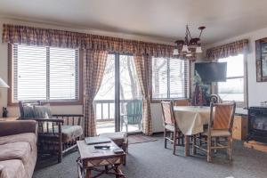 塔霍维斯塔Franciscan Lodge的客厅配有桌子和沙发