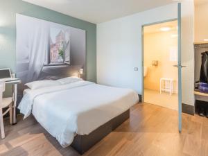 B&B HOTEL Angers 2 Université客房内的一张或多张床位