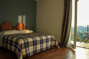 内伊韦Ca Dei Currà的一间卧室配有一张带铺着地毯的床和窗户。