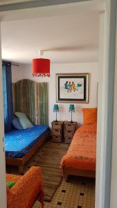 派拉索梅阿卡巴别墅酒店的一间卧室设有两张床和红灯