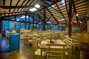 乌鲁班巴Tierra Viva Valle Sagrado Hotel的餐厅设有木桌、椅子和窗户。