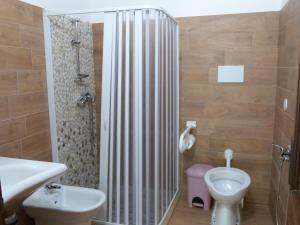 克若伯里Country House 3Quatrì的浴室配有卫生间、盥洗盆和淋浴。
