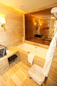 北京北京朝阳悠唐皇冠假日酒店的带浴缸和盥洗盆的大浴室