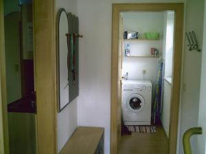 皮勒尔湖畔圣乌尔里希鲁伯特恩德茉莉豪瑟别墅公寓的洗衣房配有洗衣机和烘干机