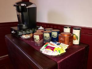 CamptonColonel Spencer Inn的一张桌子,上面有食物和咖啡壶