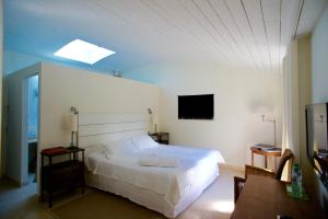 圣特罗佩Campagne les Jumeaux的一间卧室配有一张床,上面有两条毛巾