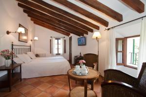 索列尔Turismo de Interior S'Ardeviu的一间卧室配有一张床和一张鲜花桌子