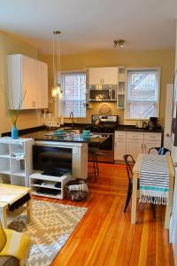 Gorgeous 2 bed best North End location w parking的厨房或小厨房