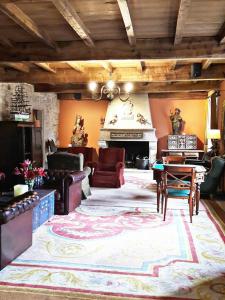 阿瓜尔达圣贝尼托修道院酒店的客厅配有家具和壁炉