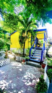 库尔克岛Yocamatsu的黄色和蓝色的房子,有楼梯和棕榈树