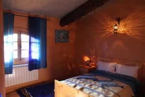 伊夫兰La pommeraie d'Ifrane的一间卧室设有一张床和一个窗口
