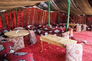 伊夫兰La pommeraie d'Ifrane的帐篷内配有沙发和桌子的房间