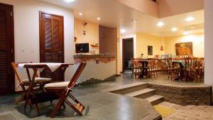 阿布拉奥安克拉多罗旅馆的配有桌椅和壁炉的客房