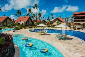 嘎林海斯港Oka Resort的一个带桌椅的度假村游泳池
