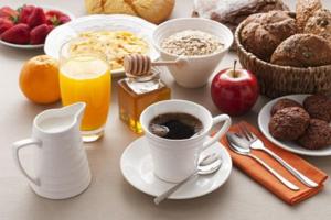穆克缇斯瓦Trinetra Orchards的餐桌,早餐食品和咖啡