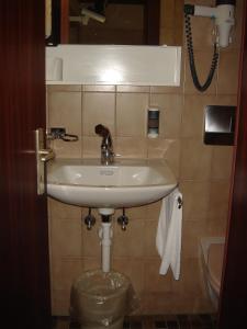 希希崆锡西孔伊甸园酒店 的一间带水槽和卫生间的浴室